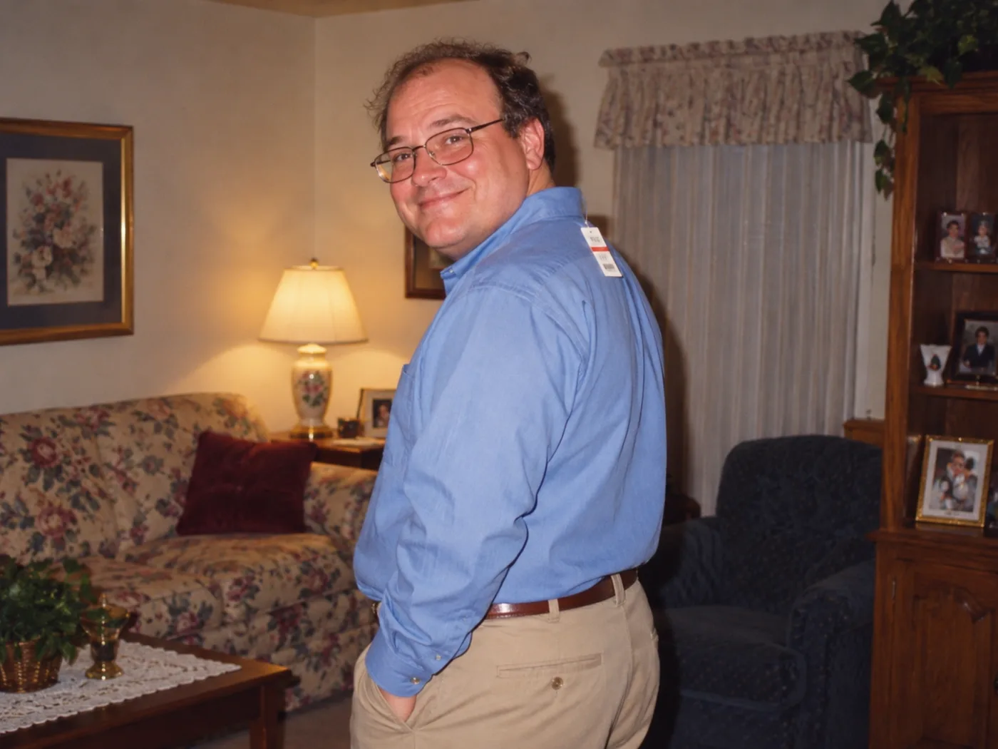 AI illustration: Mom took this before I went out to dinner. I didn't know she was taking a picture of the back of my shirt.